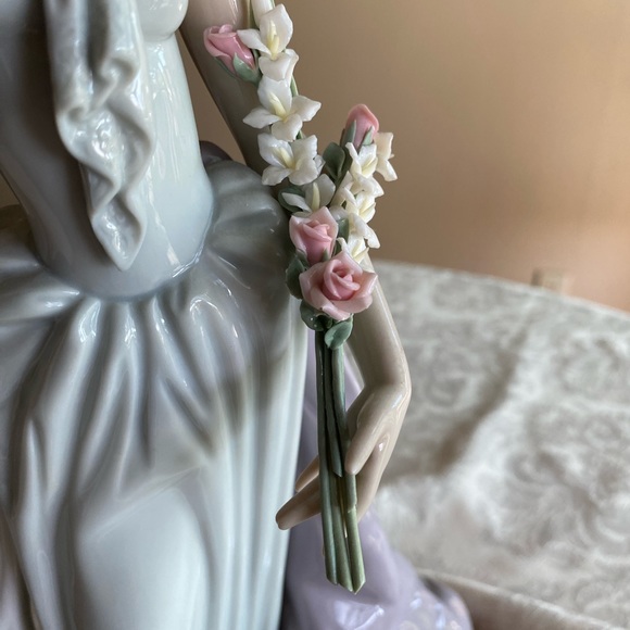 RETIRED 2004 ‘A LADY OF TASTE LLADRO’ PORCELAIN FIGURINE Item# 01001495 - Picture 6 of 14